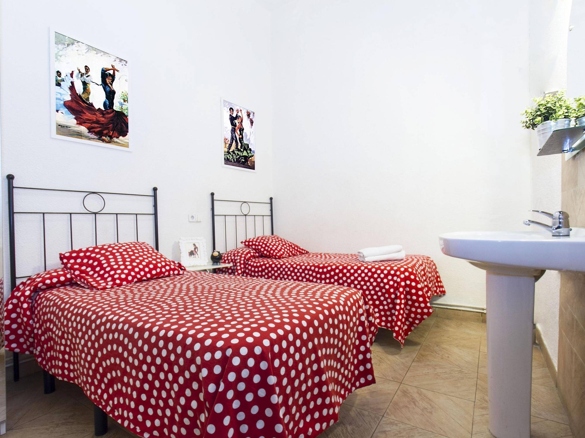 Hostal Bahia Madrid Bagian luar foto